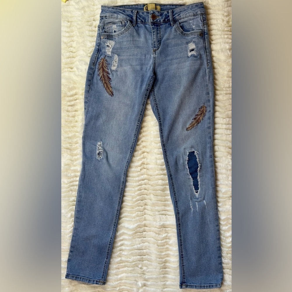 Chic Democracy Girlfriend Jeans with Distressed and Embroidered Details Size 6